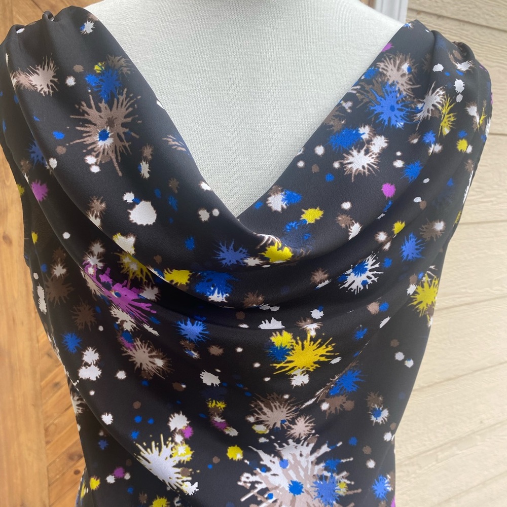 Sleeveless blouse with abstract splatter print